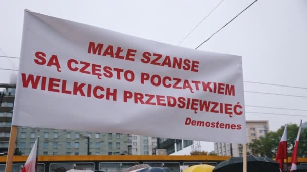 Varsovia, Polonia 13.10.2020 - Protesta de los agricultores contra la bandera del sistema con cita Demostenes — Vídeos de Stock