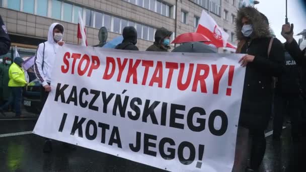 Warschau, Polen 13.10.2020 - Protest van de boeren Stop Kaczynski Dictature Slogan Banner Anti Law and Justice PiS — Stockvideo