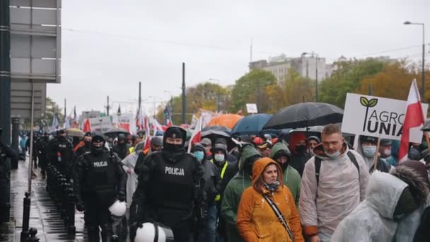 Varsóvia, Polônia 13.10.2020 - Protesto dos camponeses Manifestantes nas ruas cercados por policiais — Vídeo de Stock