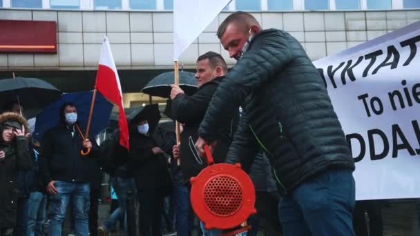 Varsovia, Polonia 13.10.2020 - Protesta del hombre campesino lanzando alarma de manivela — Vídeos de Stock