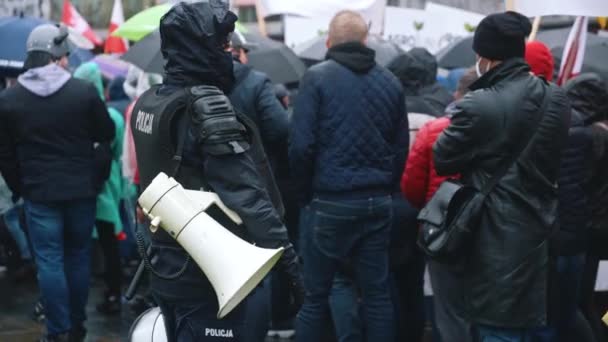 Varsovia, Polonia 13.10.2020 - Protesta del policía campesino con megáfono de altavoz — Vídeos de Stock