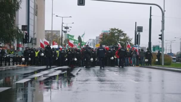 Warszawa 13.10.2020 - Protest Protestujących Rolników na ulicach w otoczeniu policjantów — Wideo stockowe