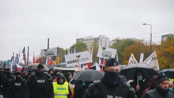 Варшава, Польша 13.10.2020 - Протест крестьян-протестующих на улицах в окружении полицейских — стоковое видео