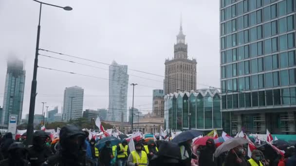 Varsovia, Polonia 13.10.2020 - Protesta de los manifestantes campesinos en el centro de Warszawa - Rondo Dmowskiego — Vídeos de Stock