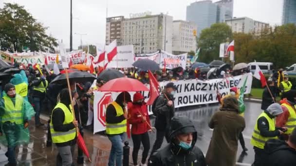 Varsovia, Polonia 13.10.2020 - Protesta de la multitud de agricultores con pancartas contra el eslogan del gobierno — Vídeos de Stock