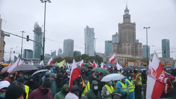 Varsovia, Polonia 13.10.2020 - Protesta de los campesinos con banderas y pancartas marchando sobre Rondo Dmowskiego — Vídeos de Stock