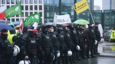 Varşova, Polonya 13.10.2020 - Sokaklardaki protestocular polisler tarafından kuşatıldı