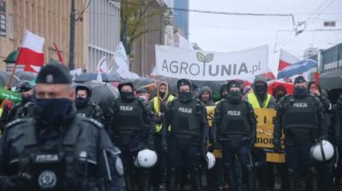 Varşova, Polonya 13.10.2020 - Çiftçilerin protestocuları hükümet karşıtı sloganlarla çevrili