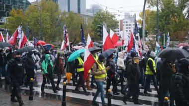 Varşova, Polonya 13.10.2020 - Sokaklardaki protestocular polisler tarafından kuşatıldı