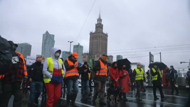 Varšava, Polsko 13.10.2020 - Protesty zemědělců s polskými vlajkami a protivládními slogany obklopenými policisty — Stock video