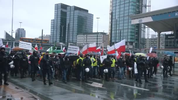 Warszawa, Polen 13.10.2020 - Protest av bönderna med polska flaggor och regeringens motståndsflaggor omgivna av poliser — Stockvideo