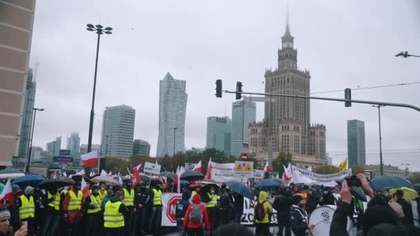 Warschau, Polen 13.10.2020 - Protest van de boeren met Poolse vlaggen en anti-regeringsslogan spandoeken omringd door politieagenten — Stockvideo