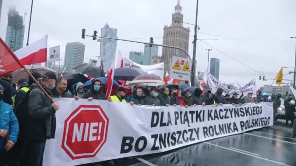 Warszawa, Poland 13.10.2020 - Протест фермерів з полірованими прапорами та антиурядовими гаслами в оточенні поліцейських — стокове відео