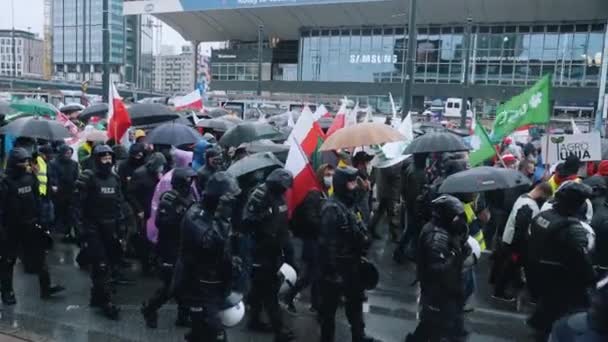 Варшава, Польша 13.10.2020 - Протест крестьян с польскими флагами и антиправительственными лозунгами в окружении полицейских — стоковое видео