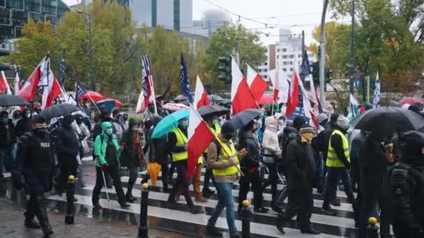 Varsovie, Pologne 13.10.2020 - Manifestation des paysans manifestants dans les rues entourées de policiers — Video