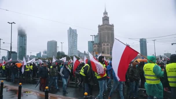 Варшава, Польша 13.10.2020 - Протест крестьян-протестующих на улицах в окружении полицейских — стоковое видео