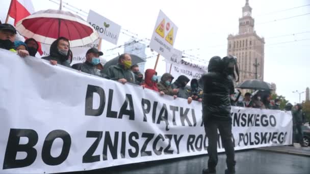 Varsovia, Polonia 13.10.2020 - Protesta de la multitud de agricultores con pancartas contra el eslogan del gobierno — Vídeos de Stock