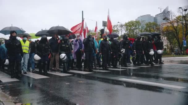 Varsó, Lengyelország 13.10.2020 - Tiltakozók tüntetése a rendőrök által körülvett utcákon — Stock videók