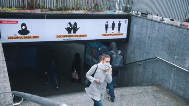 Warszawa, Polen 13.10.2020 - Antipandemiinformation visas på tunnelbaneingången — Stockvideo