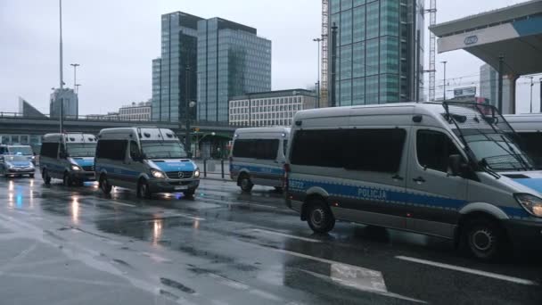 Varsovia, Polonia 13.10.2020 - Protesta de los coches de la policía campesina en las calles de Warszawa durante la protesta — Vídeos de Stock