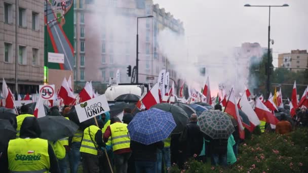 Варшава, Польша 13.10.2020 - Протест крестьян-протестующих на улицах в окружении полицейских, дым поднимается из толпы — стоковое видео