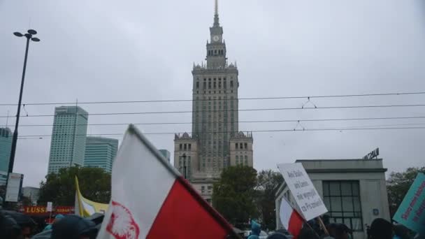 Варшава, Польша 13.10.2020 - Протест крестьян с польскими флагами и антиправительственными лозунгами в окружении полицейских — стоковое видео