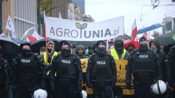 Varšava, Polsko 13.10.2020 - Protest davu zemědělců s protivládními slogany obklopenými policisty — Stock video