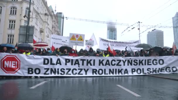 Warschau, Polen 13.10.2020 - Protestbanner der Bauern gegen die Regierung — Stockvideo
