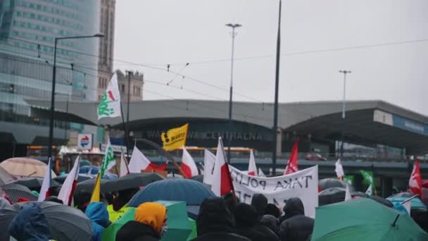 Warsawa, Polandia 13.10.2020 Protes kerumunan petani dengan spanduk slogan anti pemerintah — Stok Video