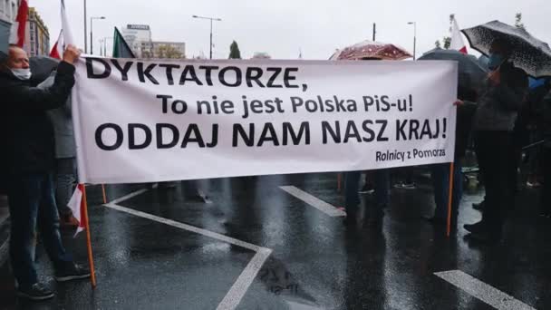 Varsovia, Polonia 13.10.2020 - Protesta de los agricultores contra la bandera del lema del gobierno — Vídeos de Stock