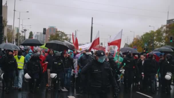 Warschau, Polen 13.10.2020 - Protest van de boeren Protesteerders op straat omringd door politieagenten — Stockvideo