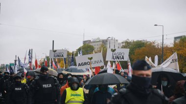 Varşova, Polonya 13.10.2020 - Çiftçi karşıtı hükümet pankartı protestosu
