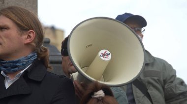 Varşova, Polonya 10.10.10.2020 - Anticovid Özgürlük Yürüyüşü - protestoda hoparlörleri kalabalığın üzerinde tutan adam