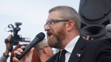 Varşova, Polonya 10.10.10.2020 - Anticovid özgürlük yürüyüşü - liderler konuşuyor