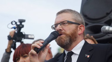 Varşova, Polonya 10.10.10.2020 - Anticovid özgürlük yürüyüşü - liderler konuşuyor