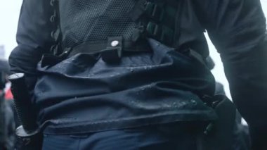 Varşova, Polonya 13.10.2020 - Yüzü maskeli çiftçi polislerin protestosu caddeyi kapatıyor. Düşük açı