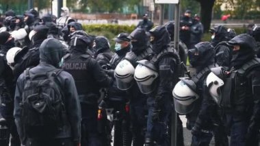 Varşova, Polonya 13.10.2020 - Yüzü maskeli çiftçi polislerin protestosu caddeyi kapadı