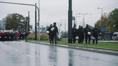 Varşova, Polonya 13.10.2020 - Çiftçilerin Protesto yürüyüşü Polisler tarafından kuşatıldı