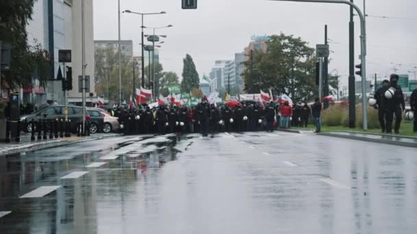 Warszawa, Poland 13.10.2020 - Протест фермерів, що проходив в оточенні поліцейських — стокове відео