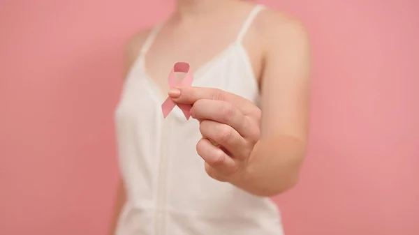 Pnk october, brest cancer awareness ribbon in the hand of a young unidentified zable woman — 图库照片