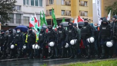 Varşova, Polonya 13.10.2020 - Yüzü maskeli çiftçi polislerin protestosu caddeyi kapadı