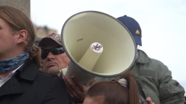 Varsóvia, Polônia 10.10.2020 - Marcha pela liberdade anticovid - homem falando no alto-falante acima da multidão sobre o protesto — Vídeo de Stock