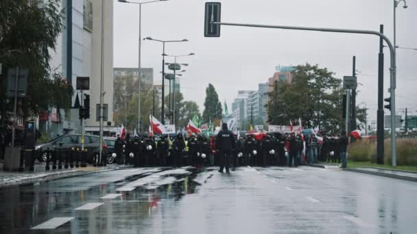 Warschau, Polen 13.10.2020 - Protest van de boeren die worden omringd door politieagenten — Stockvideo