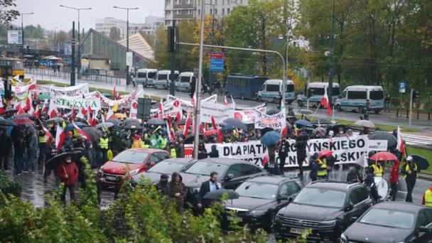 Varsovia, Polonia 13.10.2020 - Protesta de los manifestantes campesinos que marchan con pancartas y banderas polacas — Vídeos de Stock
