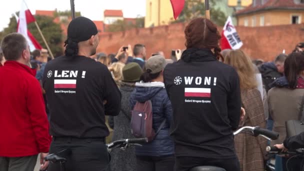 Warschau, Polen 10.10.2020 - Anticovid Freedom March - Protestant mit aufgedrucktem dämonischen Text auf Hemd — Stockvideo