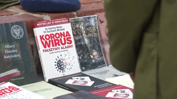 Варшава, Польша 10.10.2020 - Марш свободы антиковидов - протестант с напечатанным демоническим текстом на рубашке — стоковое видео