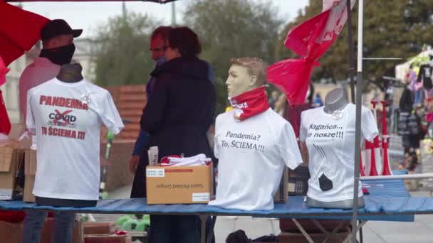 Warschau, Polen 10.10.2020 - Anticovid Freedom March - Protestant mit aufgedrucktem dämonischen Text auf Hemd — Stockvideo