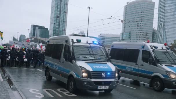 Βαρσοβία, Πολωνία 13.10.2020 - Διαδήλωση για τα Αγροτικά Αστυνομικά Αυτοκίνητα στους δρόμους της Warszawa κατά τη διάρκεια της διαμαρτυρίας — Αρχείο Βίντεο