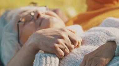 Yaşlılıkta romantizm. Emekli çift sonbahar pikniğinin tadını çıkarıyor. Siyahların üzerine yatıp birbirimize bakıyoruz.