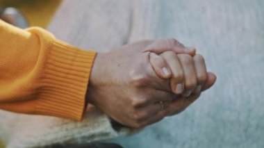 Sonbahar günü yaşlı bir çiftin parktaki ellerini kapat.